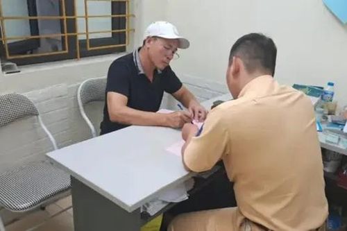 Phạt lái xe khách cố tình húc đẩy cảnh sát giao thông