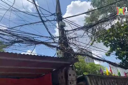 Dây điện và cáp chằng chịt tại KTT Cao su Thượng Đình