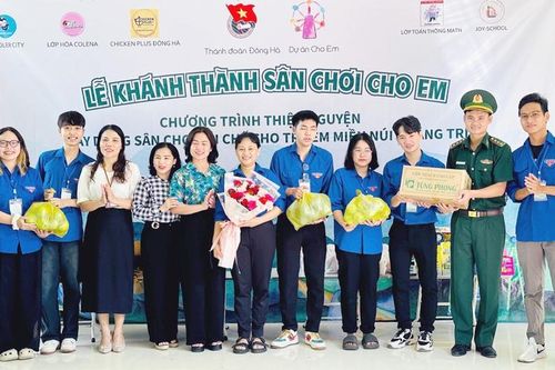 Trao tặng công trình 'Sân chơi cho em' trên biên giới Hướng Phùng