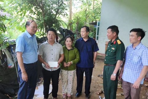 Phó Chủ tịch UBND tỉnh Hoàng Văn Thạch thăm, động viên các gia đình bị thiệt hại do sạt lở đất tại Bảo Lâm