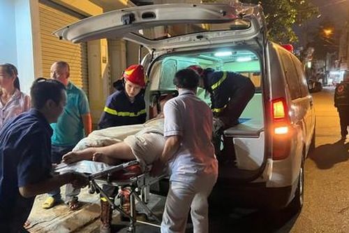 'Giải cứu' người đàn ông nặng hơn 100kg bị suy tim mắc kẹt trên gác
