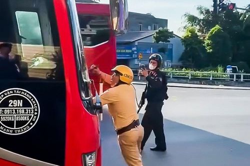 Tài xế xe khách 'húc' CSGT Hải Dương rồi tăng ga bỏ chạy