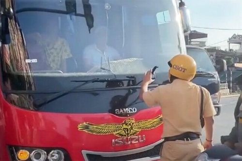 Phạt gần 6 triệu đồng tài xế lái xe khách đẩy CSGT rồi tăng ga bỏ chạy
