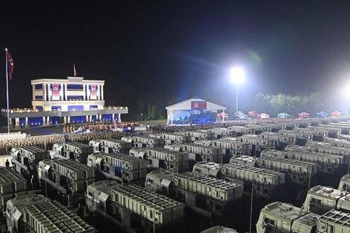 Ông Kim Jong-un giám sát chuyển giao 250 bệ phóng tên lửa đạn đạo chiến thuật