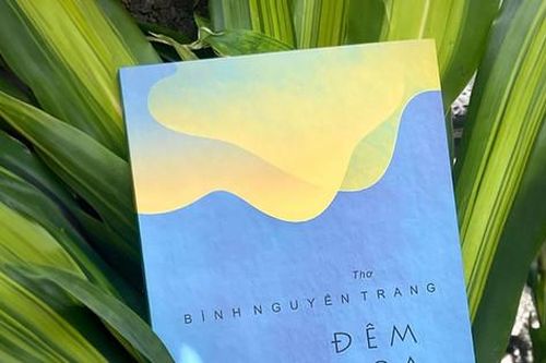 Tập thơ 'Đêm hoa vàng' của Bình Nguyên Trang:Cả thương tích cũng nở hoa...