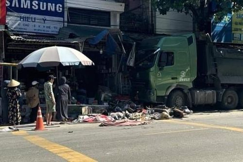 Xe đầu kéo tông tử vong người qua đường rồi lao vào nhà dân