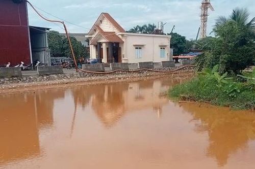 Hải Phòng: Kênh Cẩm Văn II đổi màu bất thường, người dân lo bị ô nhiễm
