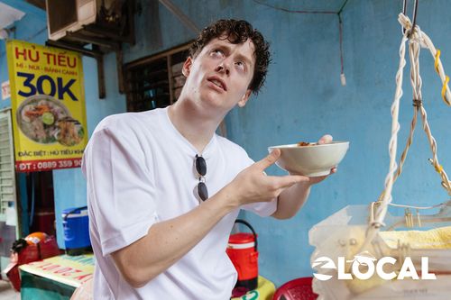 Khách Mỹ ăn hủ tiếu thả dây, uống cà phê vợt ở TP.HCM
