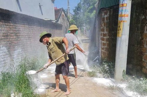 Người dân huyện Thạch Thất tổng vệ sinh, phun khử khuẩn sau lũ