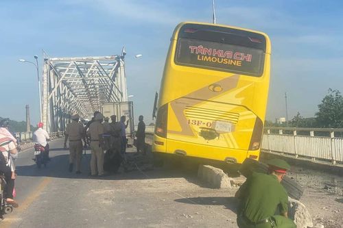 Tai nạn giao thông mới nhất 7/8/2024: xe khách nổ lốp suýt rơi xuống sông