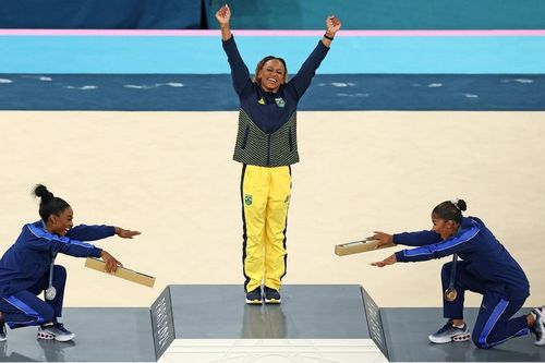 Khoảnh khắc 'GOAT của Thể dục dụng cụ' cúi đầu tôn vinh đối thủ hút hàng chục triệu view, xúc động với lý do đằng sau
