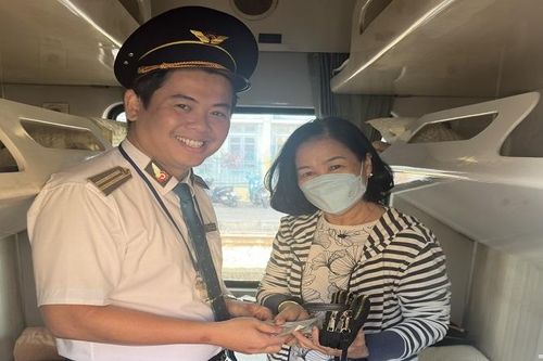 Nữ hành khách nhận lại điện thoại và tài sản lớn để quên trên tàu