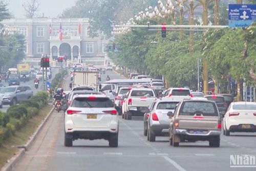 Lào tạm dừng cấp phép nhập khẩu ô-tô có giá từ 50.000 USD trở lên