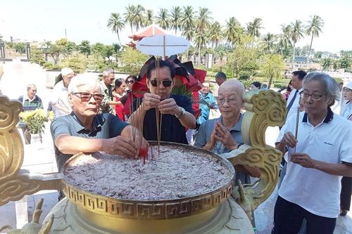 Đoàn văn nghệ sĩ, cán bộ khoa giáo Khu 5 thời kỳ kháng chiến chống Mỹ thăm chiến trường xưa tại Quảng Nam