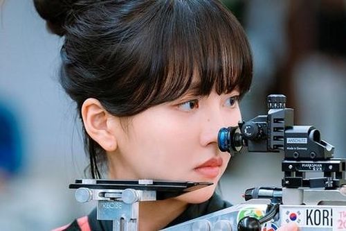 'Sao nhí quốc dân' khiến cộng đồng mạng 'há hốc mồm' vì tài bắn súng
