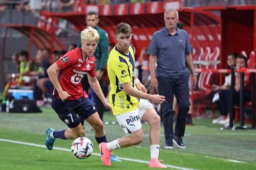Fenerbahce thua trận đầu tiên dưới quyền Mourinho
