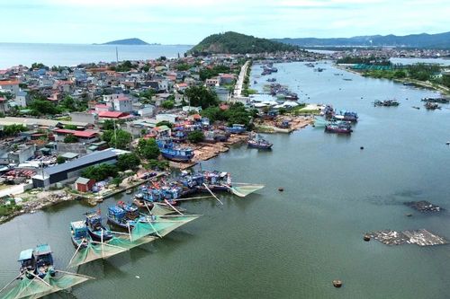 Tàu thuyền đã được thông đường vào nơi tránh trú bão