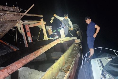 Bắt quả tang thuyền khai thác cát trái phép trên sông Gianh