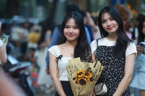 Con phố hot nhất Hà Nội lúc này: 1m2 chục 'nàng thơ' khoe dáng