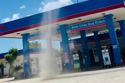 Lốc xoáy giống vòi rồng xuất hiện ở Hà Tĩnh, nhiều người hoảng hốt
