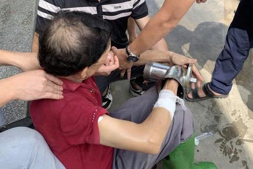 Cứu người đàn ông nhập viện với máy xay thịt dính trên tay