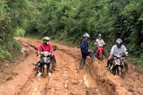 Giáo viên vùng cao chông chênh đường đến trường