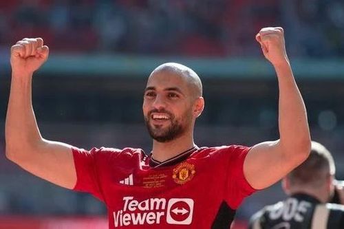 HLV Mourinho tranh ngôi sao với Ten Hag