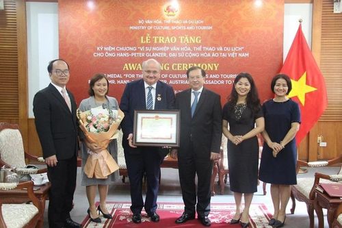 Đại sứ Áo tại Việt Nam được trao tặng kỷ niệm chương