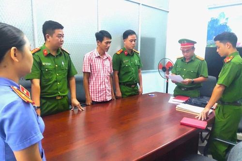 Bắt một đăng kiểm viên lập giấy tờ, văn bản 'khống'