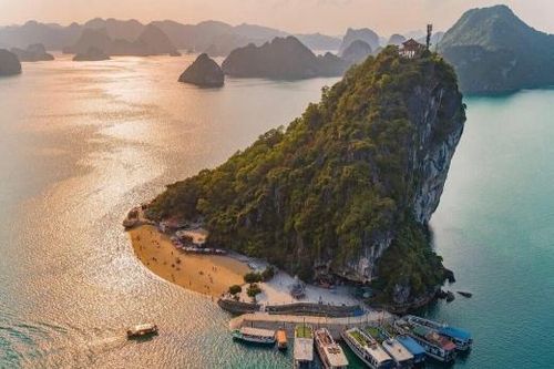 Ngắm trọn vẻ đẹp vịnh Hạ Long từ đỉnh Ti Tốp