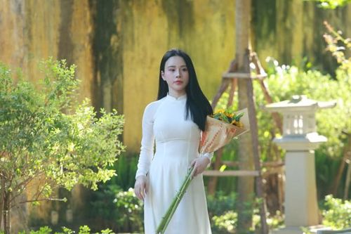 Giới trẻ đua nhau chụp hình trên con phố lãng mạn nhất Thủ đô Hà Nội