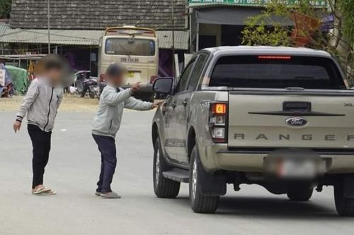 Xử phạt hành chính các đối tượng chặn đầu xe, nài ép du khách khu vực đền Bảo Hà