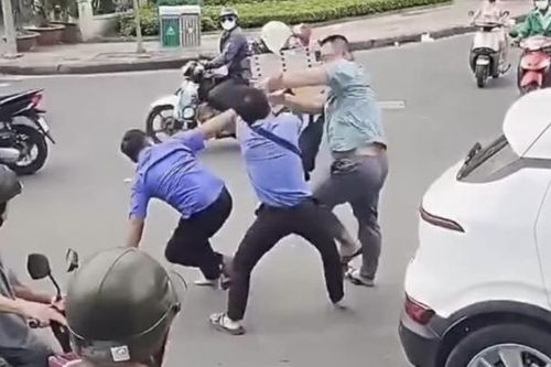Đình chỉ tài xế và phụ xe buýt đánh nhau với người đi đường ở TP HCM
