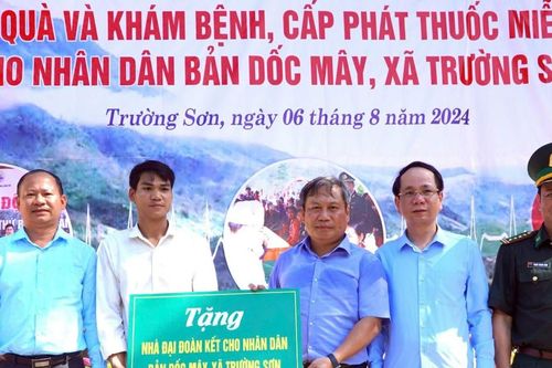 Bí thư Tỉnh ủy Quảng Bình thăm, tặng quà tại bản biên giới Trường Sơn