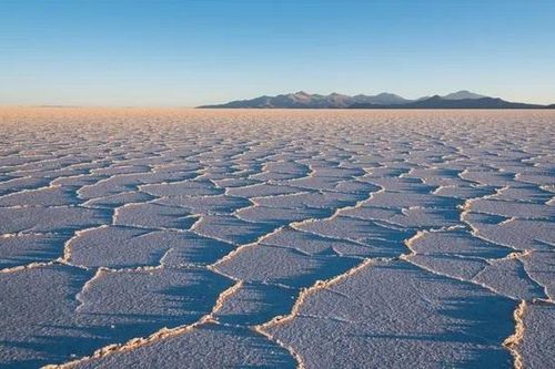Kho báu khổng lồ bên trong sa mạc muối lớn nhất thế giới