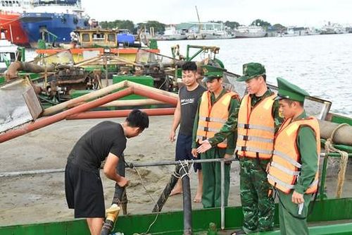 Tạm giữ 2 tàu vận chuyển 630 m3 cát lậu
