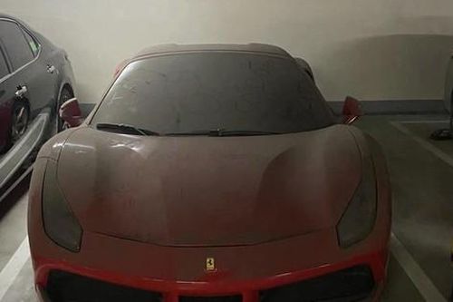 Siêu xe Ferrari 488 nằm phủ bụi trong hầm chung cư ở Hà Nội