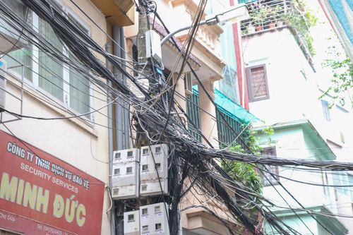 Người dân Hà Nội vừa lo sợ, vừa ngán ngẩm với cảnh dây điện chằng chịt