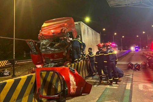 2 người bị thương sau khi xe tải tông vào đuôi xe tải tại trạm thu phí
