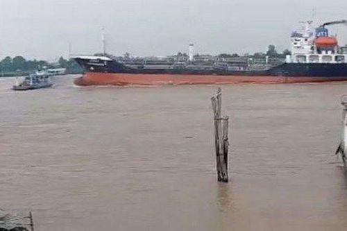 Thông tin chính thức về vụ tàu trọng tải lớn đâm phà chở khách ngang sông