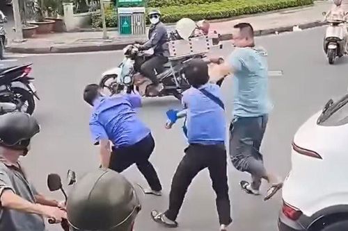 Tài xế, nhân viên xe buýt đánh nhau với tài xế xe công nghệ giữa đường