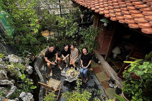 Gia đình ở Hà Nội dựng nhà gỗ 3 gian, làm vườn quê Bắc Bộ sum sê trên tầng 5