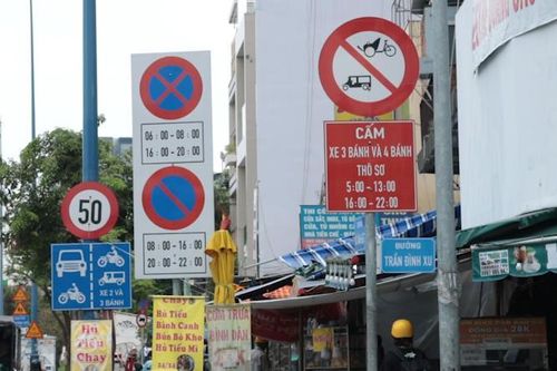 TPHCM: Biển báo giao thông hỗn loạn, 'đánh đố' người đi đường