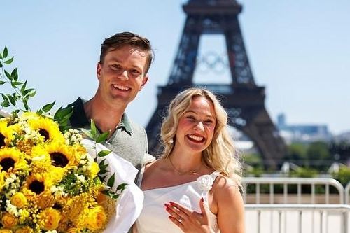 Nhà vô địch Olympic cầu hôn bạn gái ở Paris bằng 2.738 bông hồng