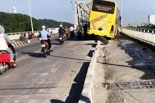 Xe khách nổ lốp trên cầu Bến Thủy 1, suýt rơi xuống sông Lam