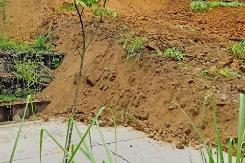 Quả đồi sạt lở làm tê liệt tuyến quốc lộ huyết mạch đi qua Lào Cai