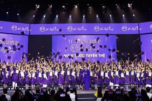 Hơn 1.000 người tham dự lễ tốt nghiệp hoành tráng của Kelly Pang