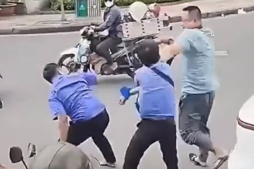 Đình chỉ tài xế và tiếp viên xe buýt ở TPHCM đánh nhau với người đi đường