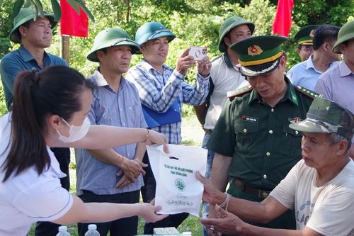Biểu dương nỗ lực phát triển kinh tế, bảo vệ biên giới của đồng bào dân tộc