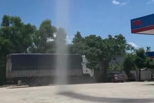 Cột lốc xoáy như vòi rồng xuất hiện tại Hà Tĩnh